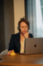 Mitarbeiterin von Hartmann Sales Solutions in einem Sales Call.jpeg