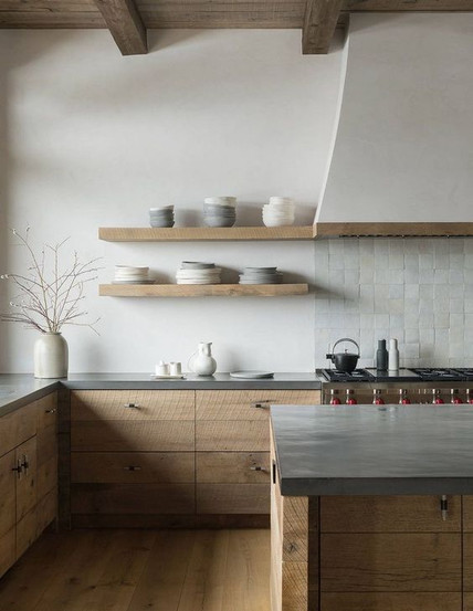 Une cuisine moderne et minimaliste en bois clair dans le style rustique et traditionel