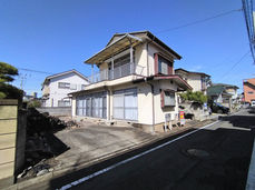 相続により他の不動産会社にて1年程販売していて、なかなか売れずに当社にも重ねて売却依頼（一般媒介）。