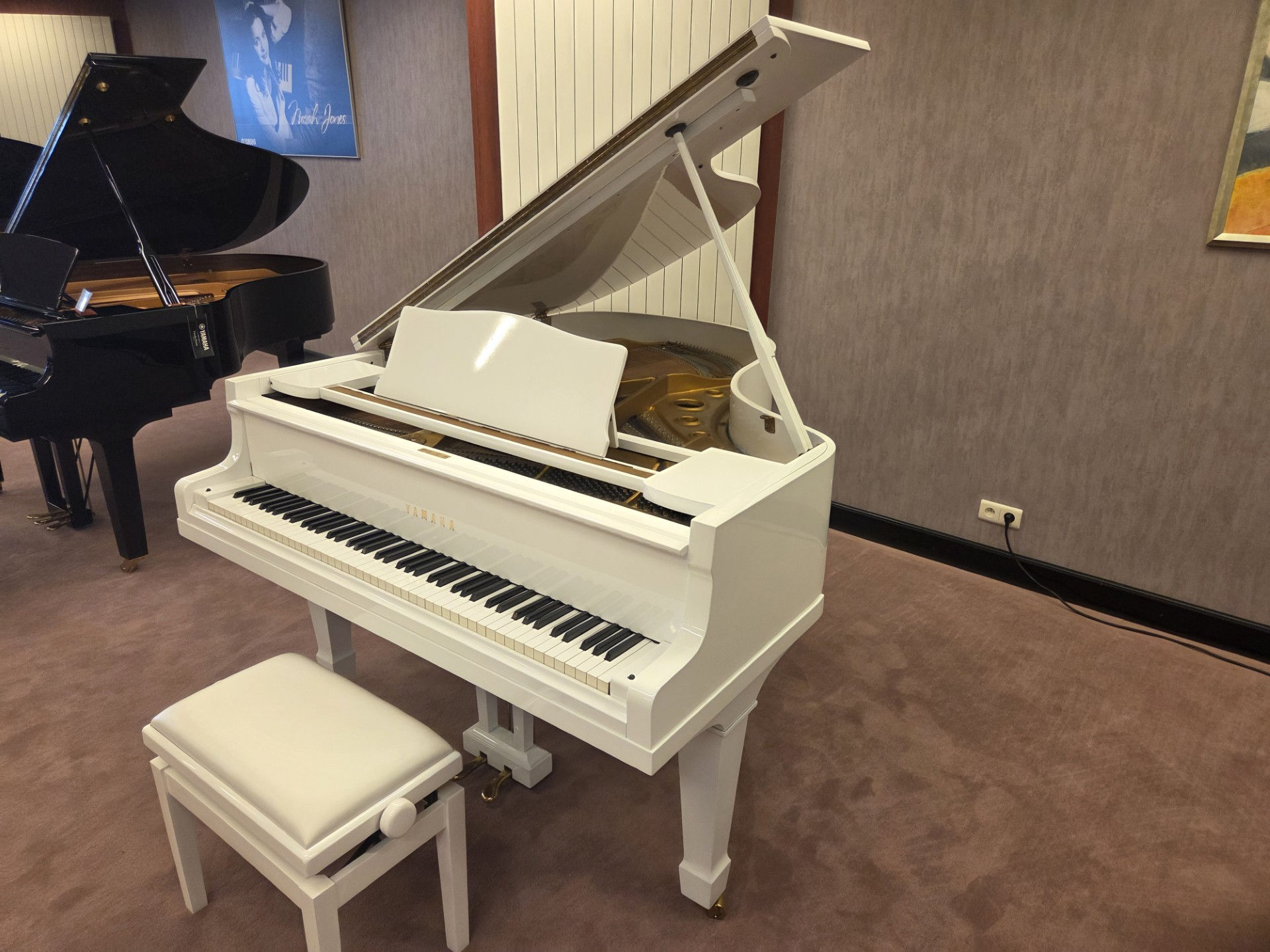 Yamaha vleugelpiano wit hoogglans zijaanzicht
