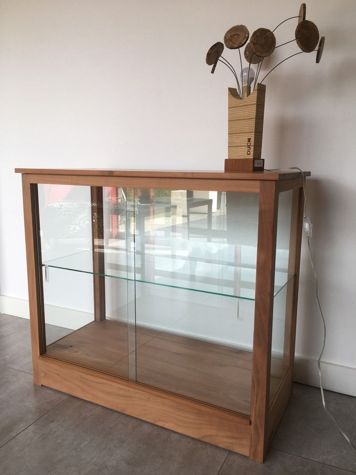 Vitrine en merisier brut