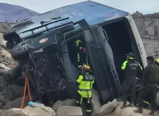 Volcamiento de bus internacional en Ruta 21-CH deja un fallecido y 24 pasajeros lesionados