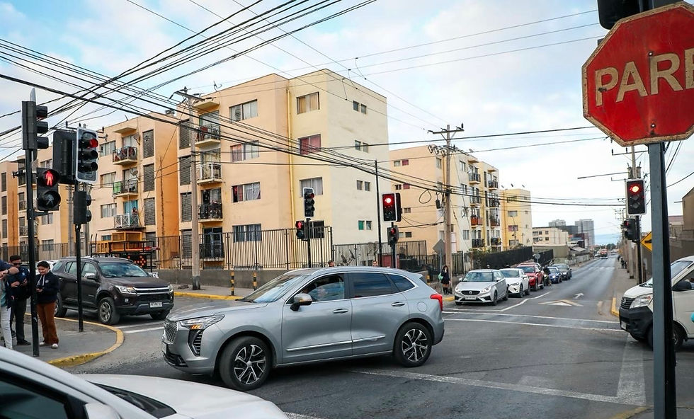 Después de años de espera: encienden semáforo en calle Caparrosa con Limonita en Antofagasta