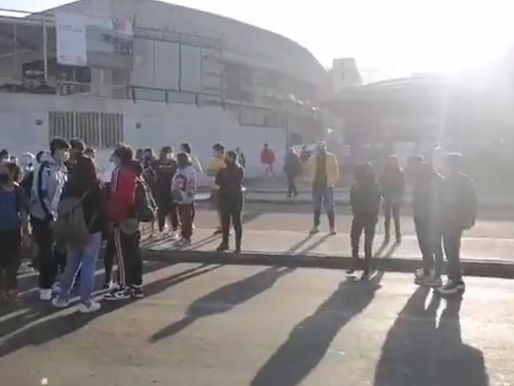 APODERADOS DE ESCUELA PADRE CARIOLA SE MANIFIESTAN POR PRESUNTO CASO DE ABUSO SEXUAL