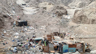 Desalojan rucos en quebrada Baquedano: retiran 18 toneladas de basura tras operativo en Antofagasta