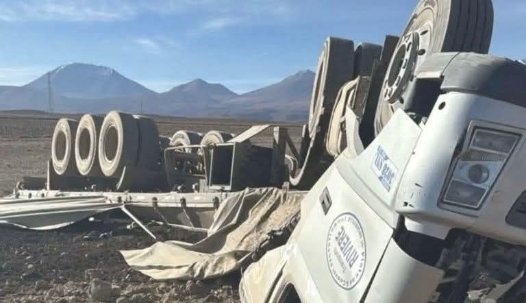 Volcamiento de camión boliviano en la Ruta 21CH cobra la vida de tres personas, incluidos dos menores de edad
