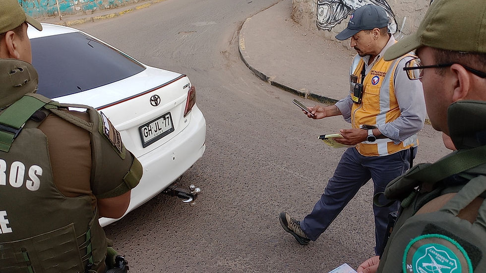 Fiscalizan a conductor de vehículo que circulaba con patente de cartón en el sector centro norte de Antofagasta