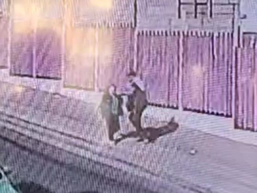 CÁMARA DE SEGURIDAD CAPTA ASALTO QUE SUFRIÓ MUJER EN CALLE CAPARROSA, SECTOR NORTE DE ANTOFAGASTA