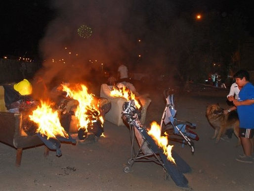 Quema de monos en Antofagasta: ritual de Año Nuevo que purifica y renueva esperanzas

