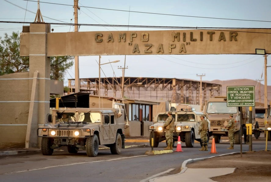 Salida de vehículos Humvee y camiones Mercedes-Benz Unimog desde el Campo Militar Azapa con destino a la frontera de la Región de Arica y Parinacota. Foto: Ejército de Chile