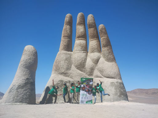 Destacada actividad realizada por grupo de jóvenes: limpiaron y restauraron Monumento Mano del Desierto