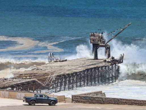 [VIDEO] | Marejadas arrasan con Muelle Histórico y socavan borde costero de Taltal