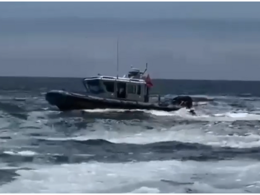 Persona con problemas para salir del mar fue rescatada por personal de la armada y bomberos