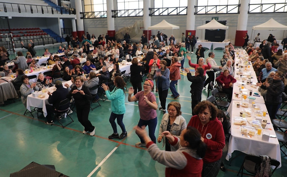 Más de 250 adultos mayores celebran su mes con entretenido bingo en Antofagasta