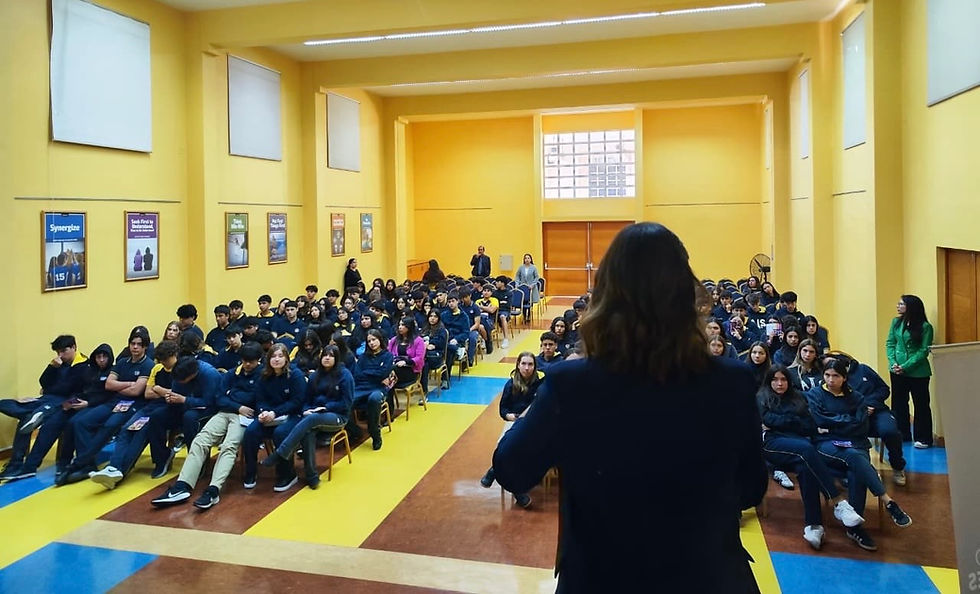 Realizan charla de prevención de la violencia en el pololeo a estudiantes del colegio AIS en Antofagasta