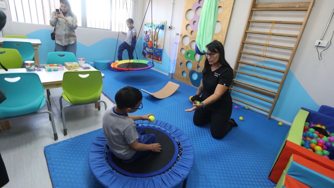 Fortalecen educación inclusiva: Escuela Juan Pablo II de Antofagasta inaugura laboratorio de ciencias y sala sensorial