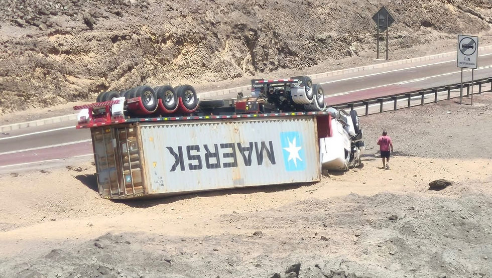 Camión volcó en la Ruta B-710 a la altura de Paposo: conductor resultó con lesiones leves