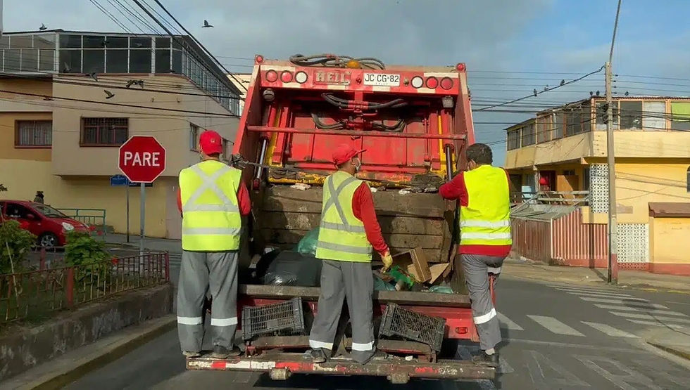 Aprueban ley que exige acceso a baños, agua potable y más seguridad laboral de recolectores de basura