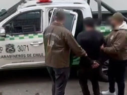 Detienen a sujeto acusado de robar radio desde vehículo estacionado en el centro de Antofagasta