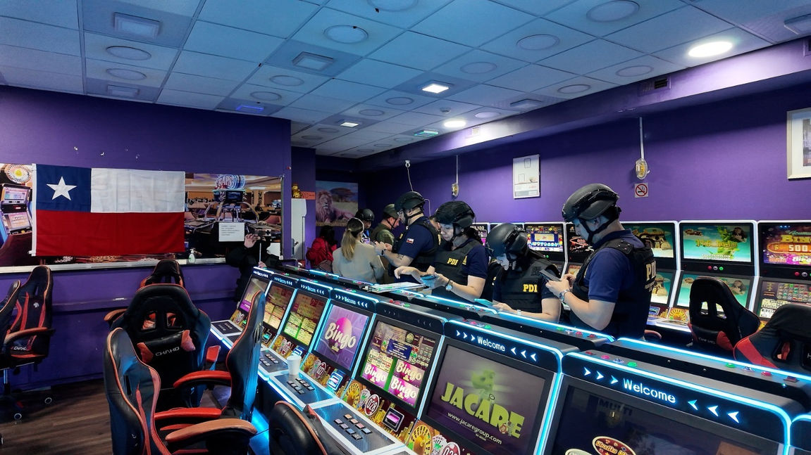 Fiscalizan 12 locales en operativo conjunto en el centro de Antofagasta y detienen a encargado de mini casino