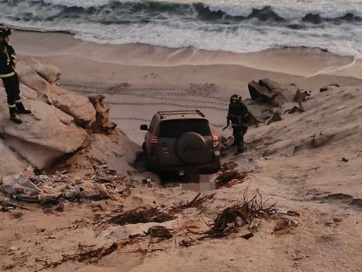 Desciende 10 metros y dos rocas impiden caída al vacío: vehículo desbarranca en sector La Portada de Antofagasta