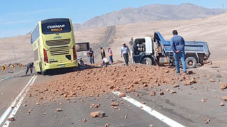 Accidente en Ruta B-24 deja dos fallecidos: bus y camión colisionan frontalmente en Tocopilla
