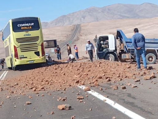 Accidente en Ruta B-24 deja dos fallecidos: bus y camión colisionan frontalmente en Tocopilla