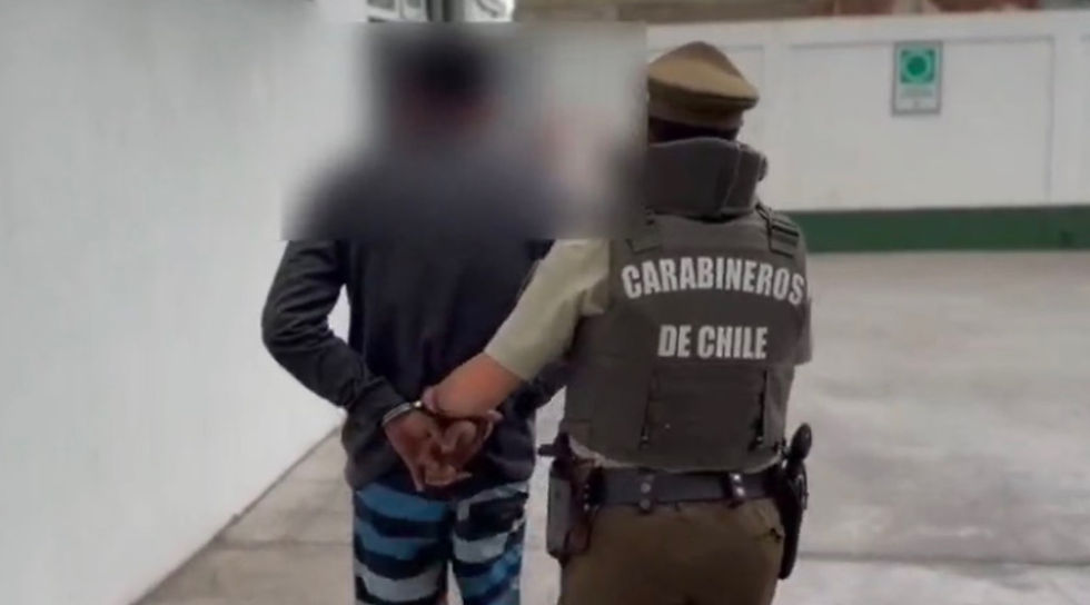 [VIDEO] La víctima fue abordada por la espalda: detienen a sujeto por violento robo en local comercial de Antofagasta