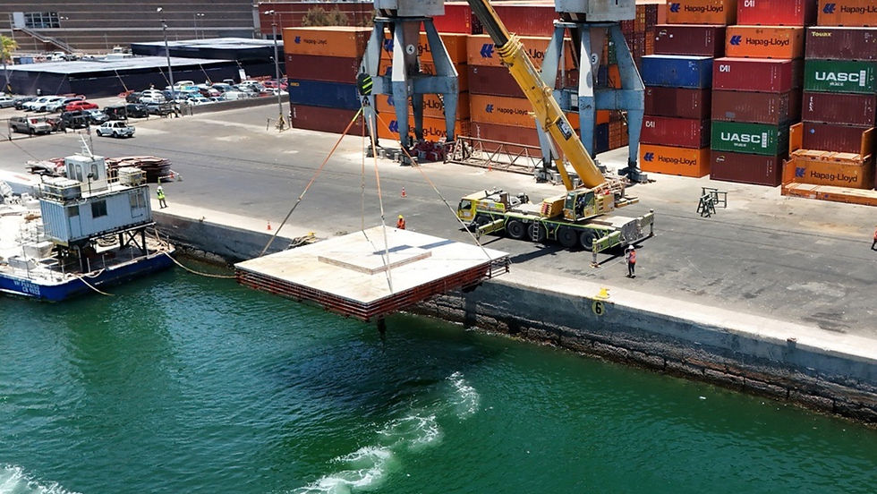 Vuelve la balsa al Balneario Municipal: tras cinco años en el puerto de Antofagasta es retirada para su reparación