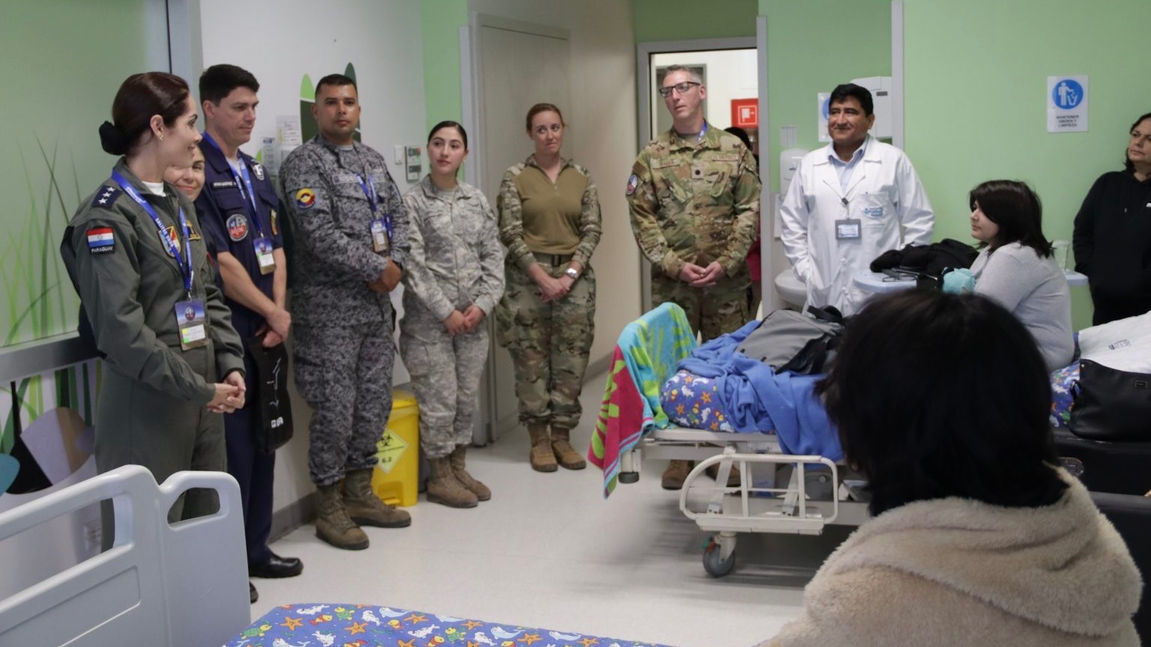 Sonrisas en Pediatría del Hospital Regional de Antofagasta: aviadores del Ejercicio Salitre 2026 visitaron a niños hospitalizados