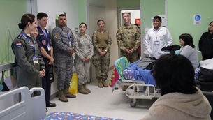 Sonrisas en Pediatría del Hospital Regional de Antofagasta: aviadores del Ejercicio Salitre 2026 visitaron a niños hospitalizados
