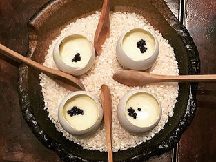 精選的西班牙酒配上地中海式的菜色