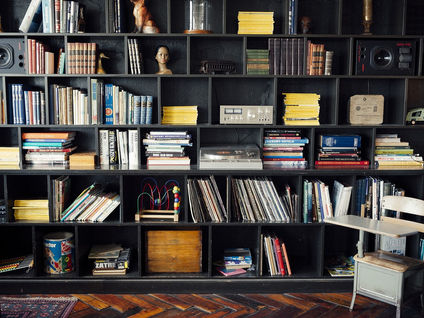 Estante de livros. Concursos literários.