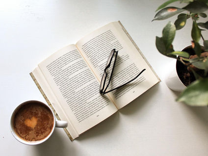 Por que o cheiro de livro novo é tão bom? Entenda