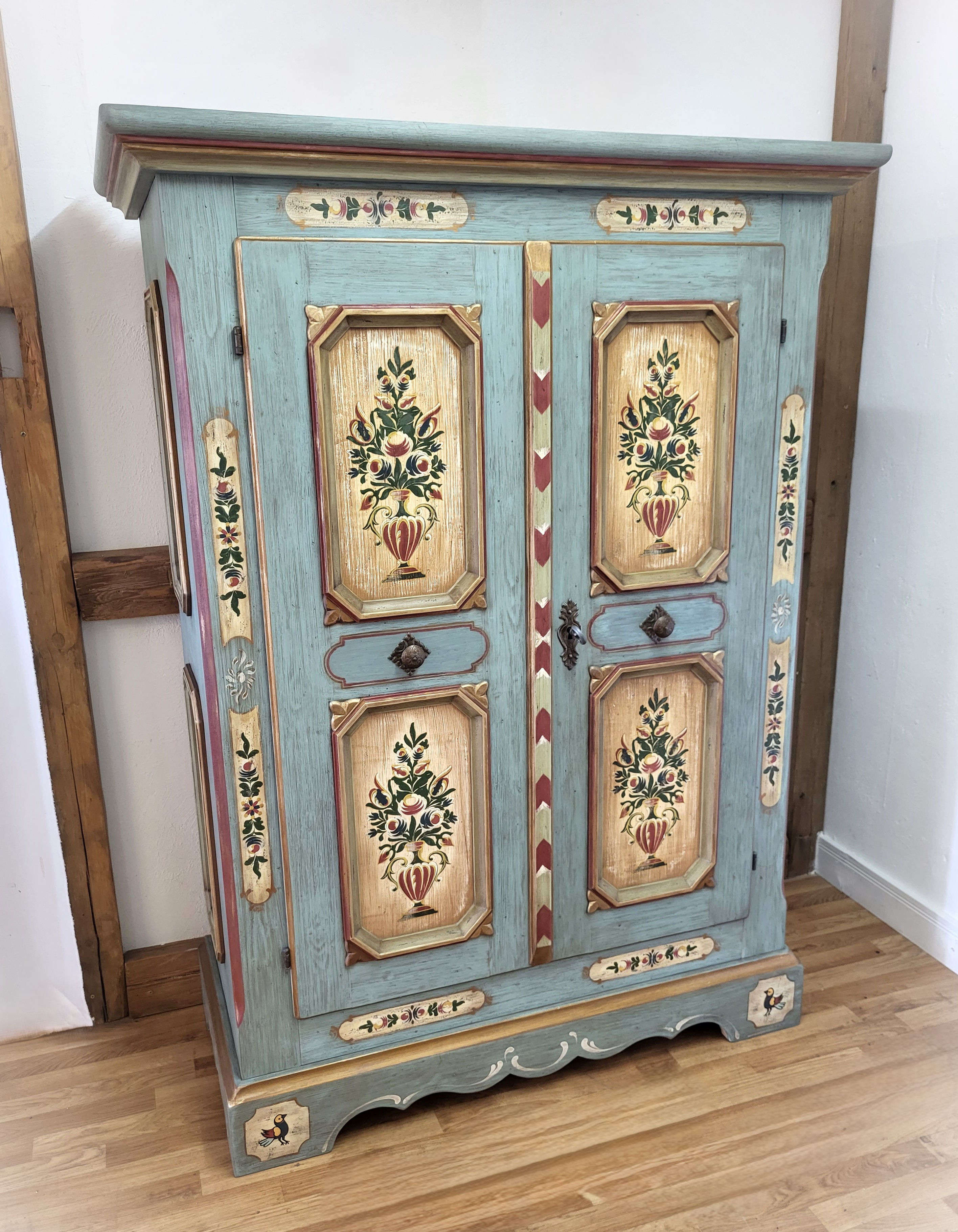 Voglauer Anno 1700 altblau blau antiker Bauernschrank Landhausschrank bemalt Bauernmalerei Dielenschrank Flurschrank massiv