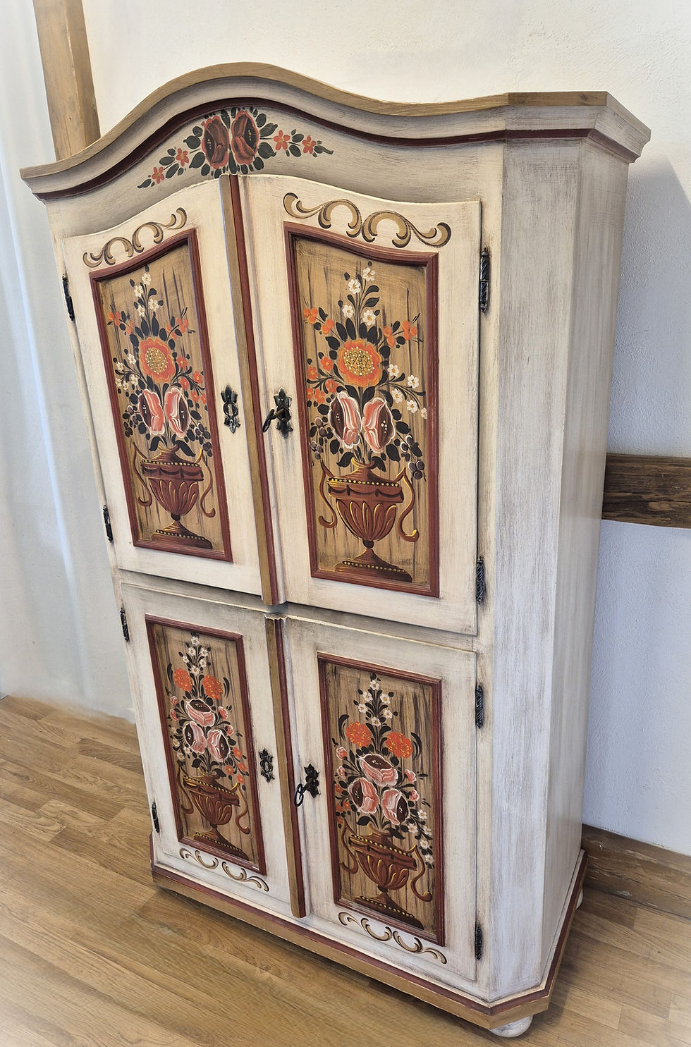 Miniaturbild: Bauernschrank | altweiß mit Blumenmotiv