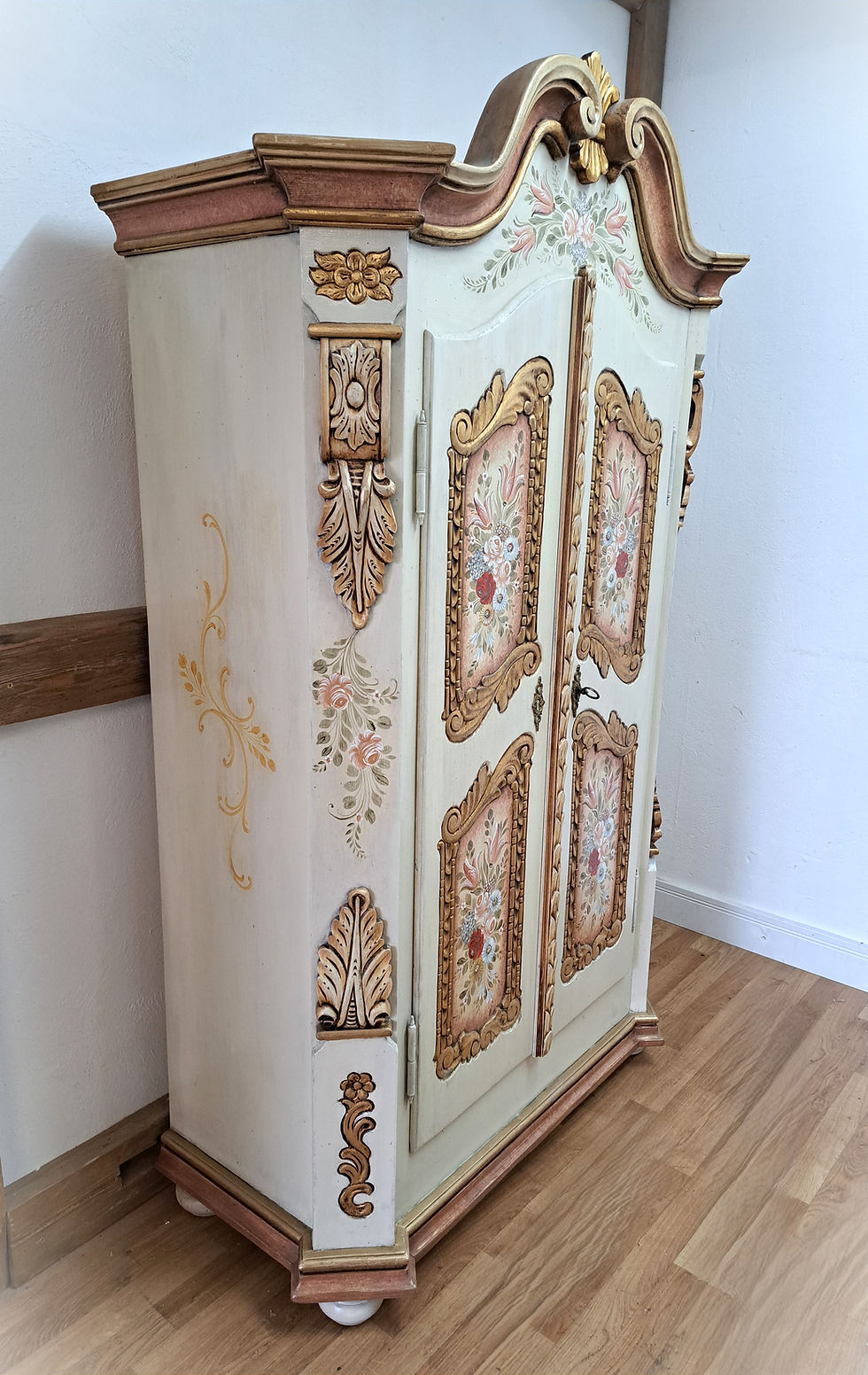 Miniaturbild: Barockstil schick Flurschrank Vintage Bauernschrank Barockschrank bemalt beige weiß Landhausschrank Schrank Bemalung Barock