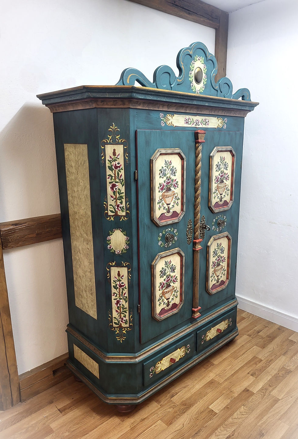 Miniaturbild: Voglauer Lammertaler Bauernschrank Landhausschrank Landhaus Schrank bemalt antik Wäscheschrank Dielenschrank Wohnzimmer Holz