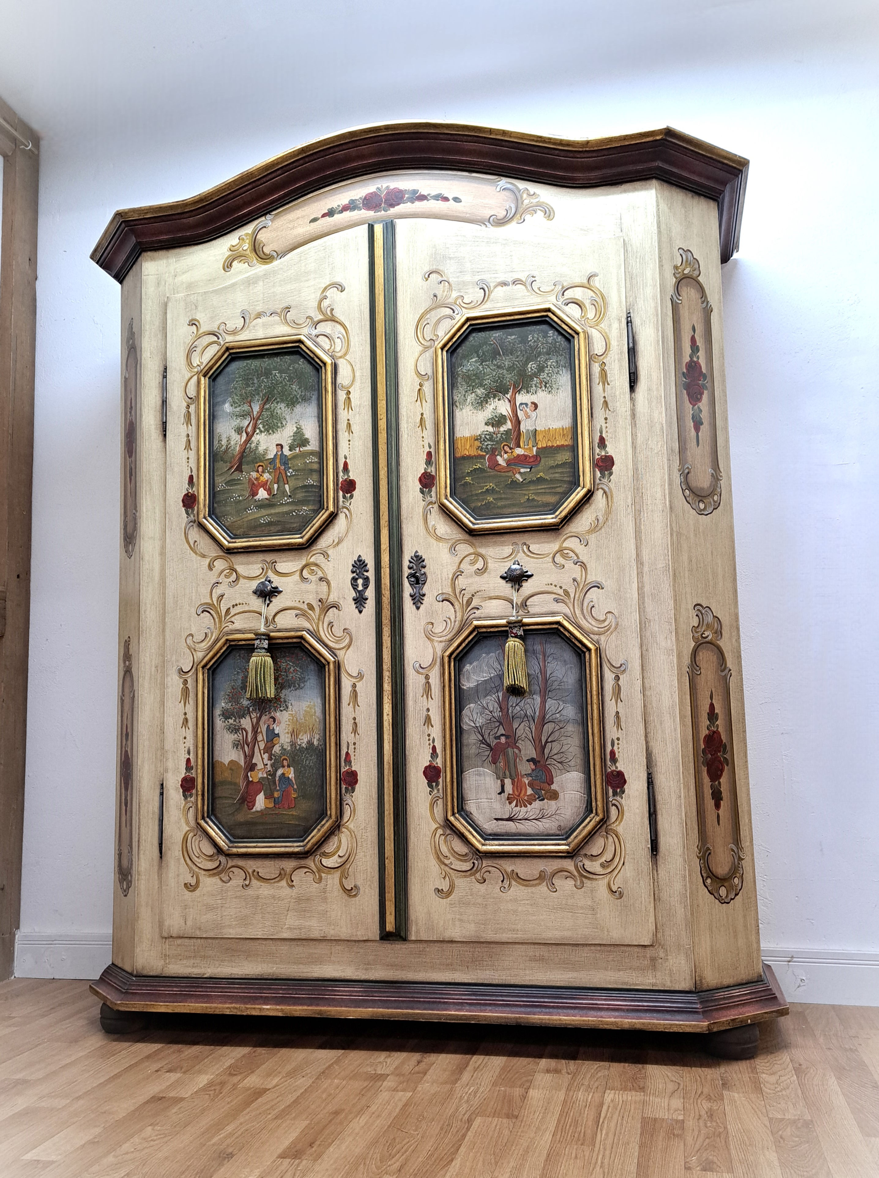 Bauernschrank Jahreszeitenschrank bemalt antik beige bemalt Landhausschrank Flurschrank Garderobenschrank Wäscheschrank Holz