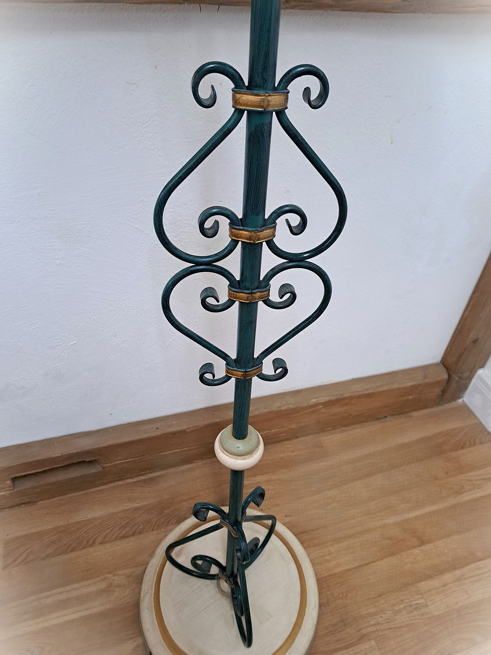 Voglauer Anno 1700 weiß altweiß Stehlampe Glas Glasschirm Holzlampe Landhausstil Landhaus Bauernstil