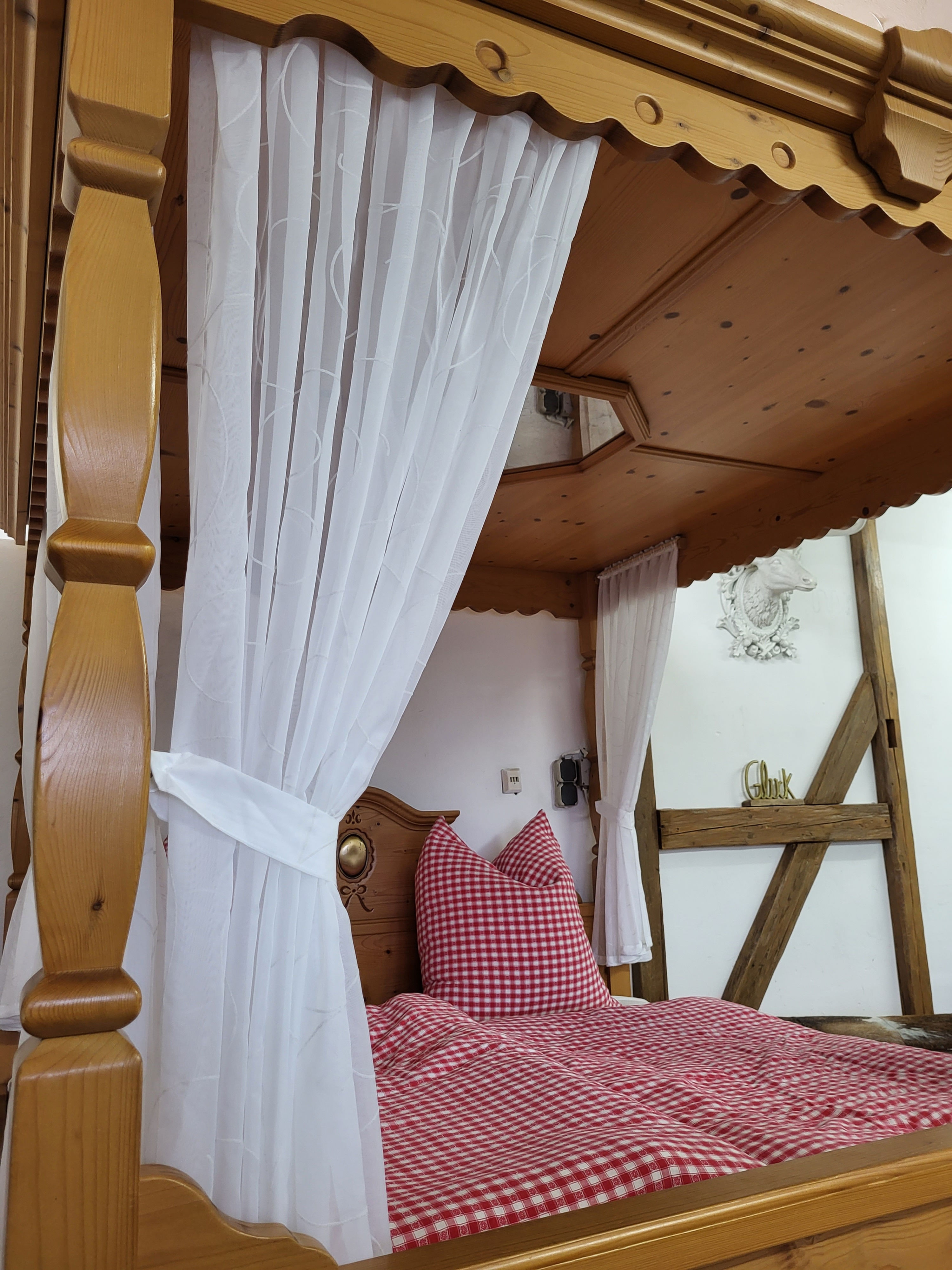 Wir bieten Euch diese wunderschönen Himmelbettvorhänge speziell für Voglauer Himmelbetten als Vorhänge Gardinen an. Wir bieten Euch eine große Auswahl an Bauernmöbeln für Euer Landhaus. Unsere Massivholzmöbel schaffen eine Wohlfühlatmosphäre in Eurem Zuhause. Ob Bauernbett, Bauerntruhe, Bauernschrank, Kleiderschrank, Kommode, Buffet, Spiegel, Schreibtisch, Stuhl, Tisch, Eckbank oder Garderobe - bei uns findet Ihr einzigartige Landhausmöbel im Bauernstil. Wir restaurieren diese individuellen Alpenlandmöbel für Euer Zuhause.