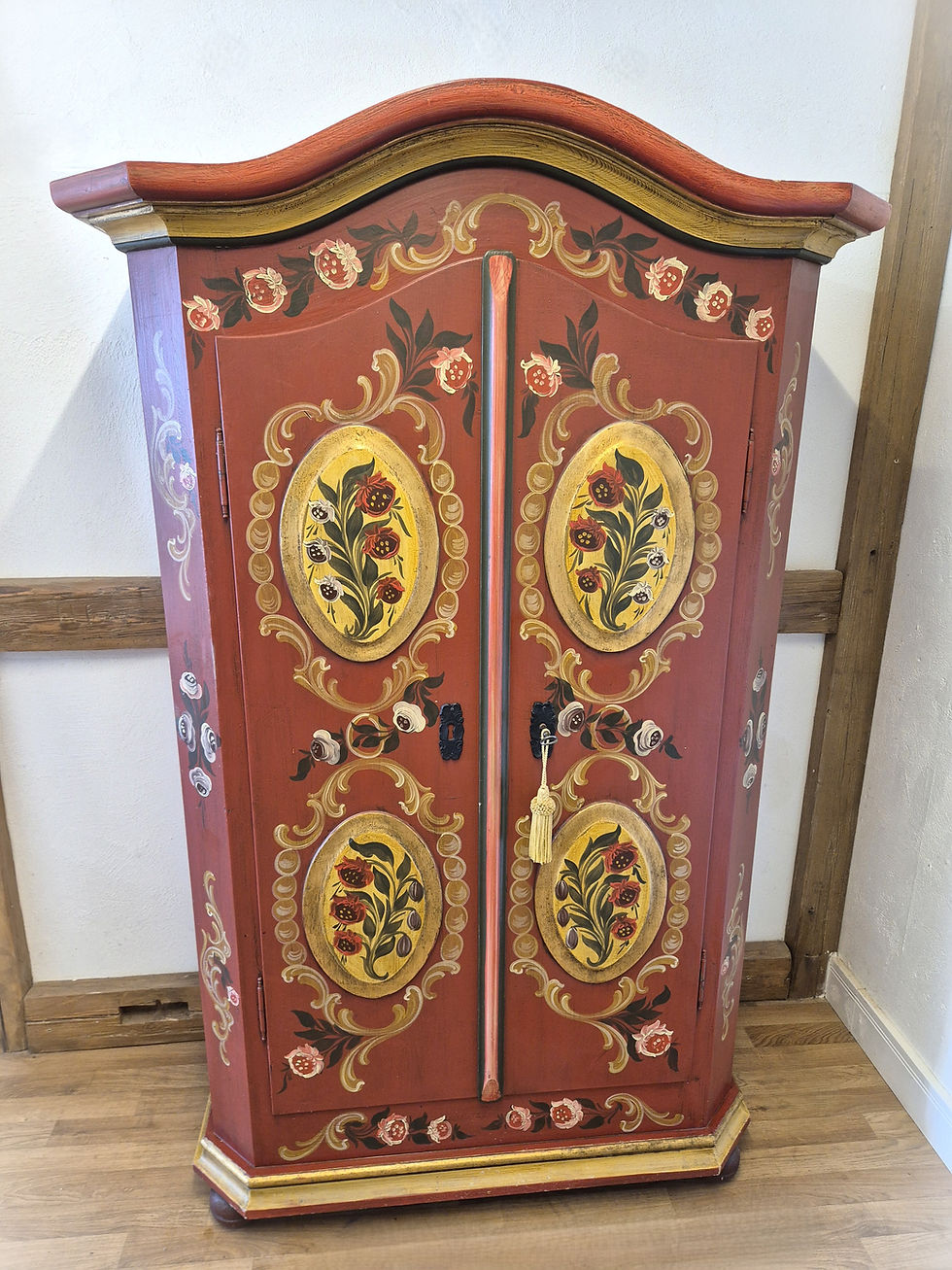 Miniaturbild: Bauernschrank rot