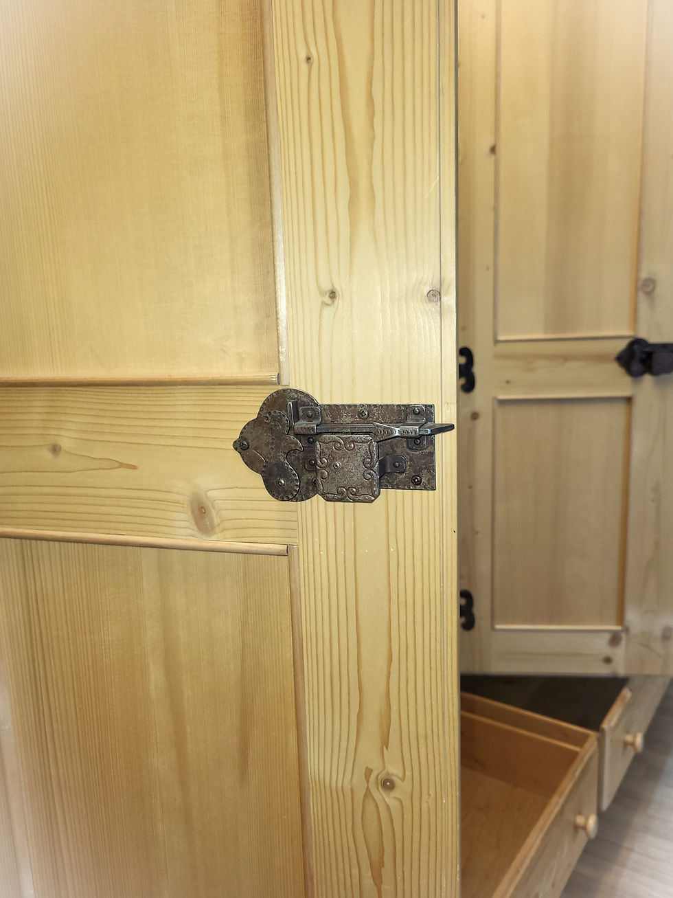 Miniaturbild: Bauernschrank | Voglauer 1600 hell Schrank 6 Türen Schlafzimmerschrank