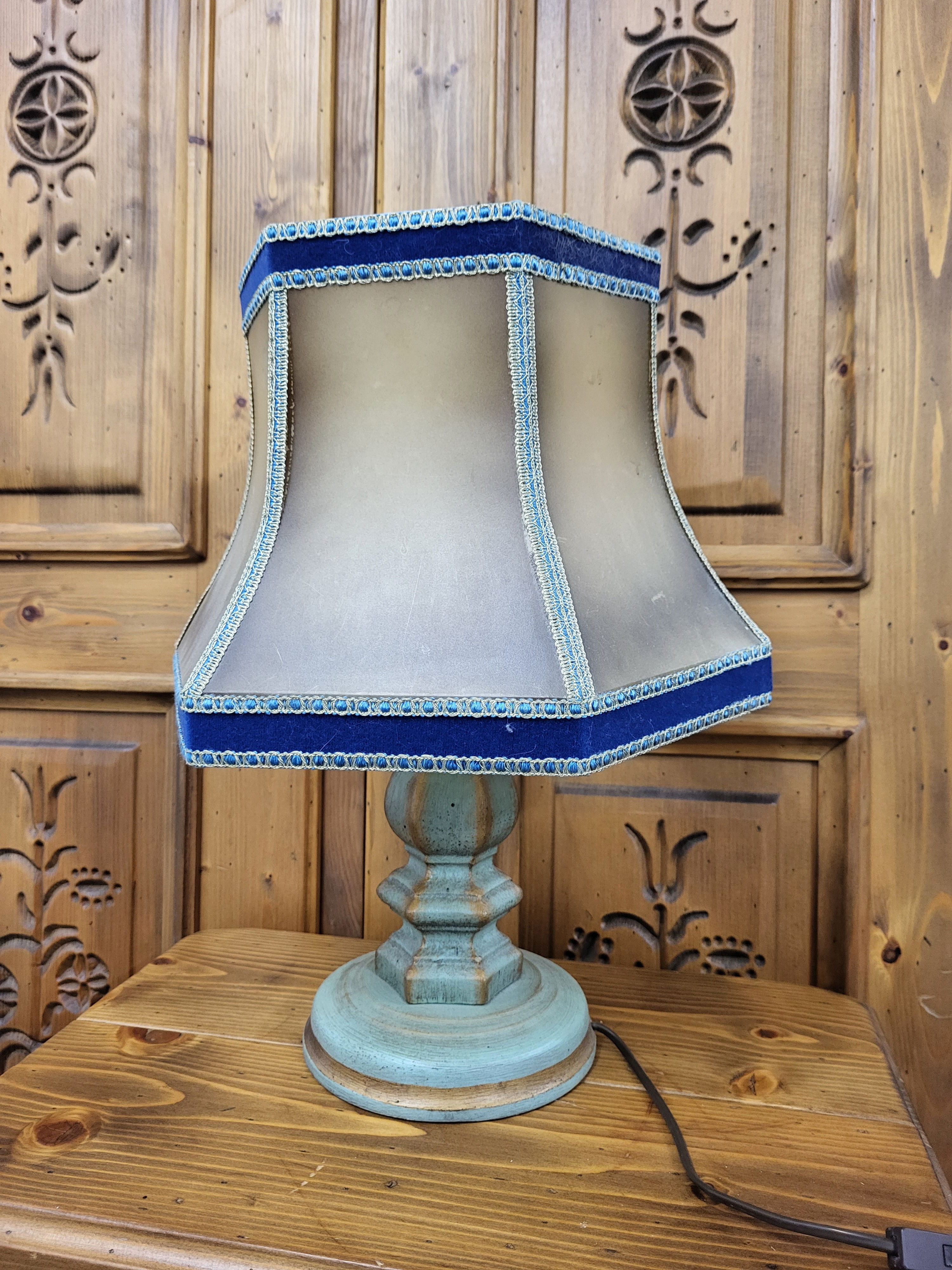 Wir bieten Euch diese wunderschöne Tischlampe im Landhausstil an aus der Voglauer Serie Anno 1700 in altblau.  Wir bieten Euch eine große Auswahl an Bauernmöbeln für Euer Landhaus. Unsere Massivholzmöbel schaffen eine Wohlfühlatmosphäre in Eurem Zuhause. Ob Bauernbett, Bauerntruhe, Bauernschrank, Kleiderschrank, Kommode, Buffet, Spiegel, Schreibtisch, Stuhl, Tisch, Eckbank oder Garderobe - bei uns findet Ihr einzigartige Landhausmöbel im Bauernstil. Wir restaurieren diese individuellen Alpenlandmöbel für Euer Zuhause.