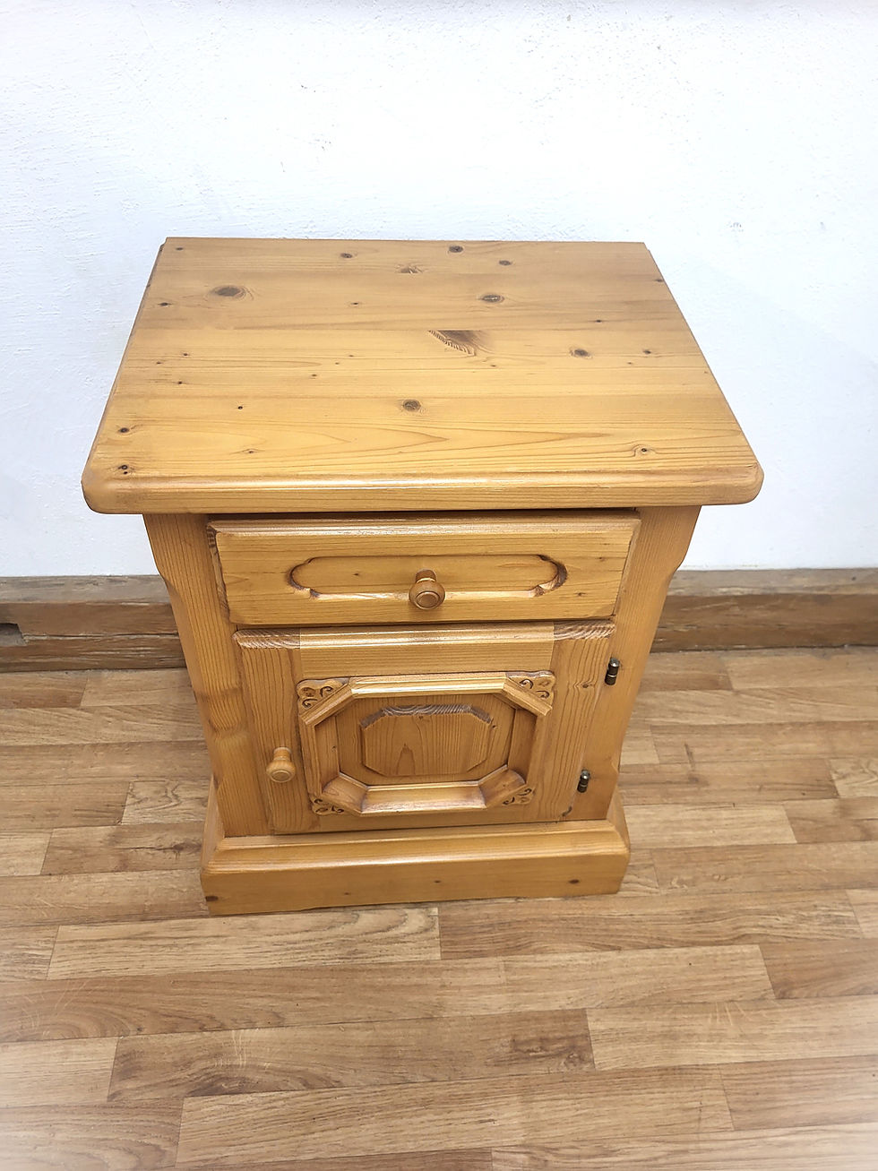 Miniaturbild: Nachttisch antik | Voglauer 1800 Gold Holzknopf links