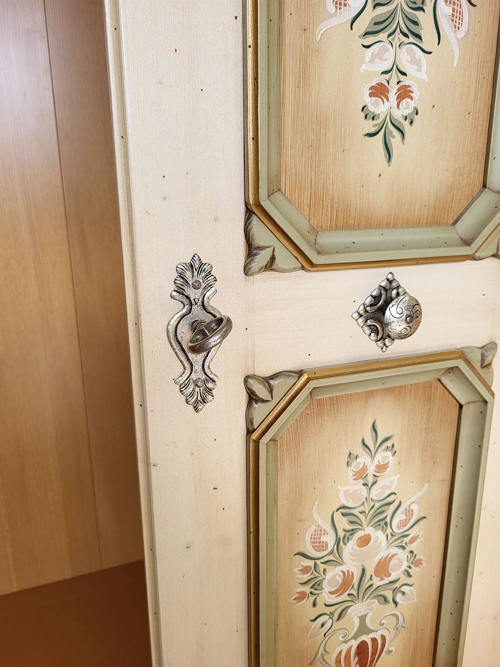 Miniaturbild: Bauernschrank | Voglauer 1700 weiß 5 Türen Schlafzimmerschrank