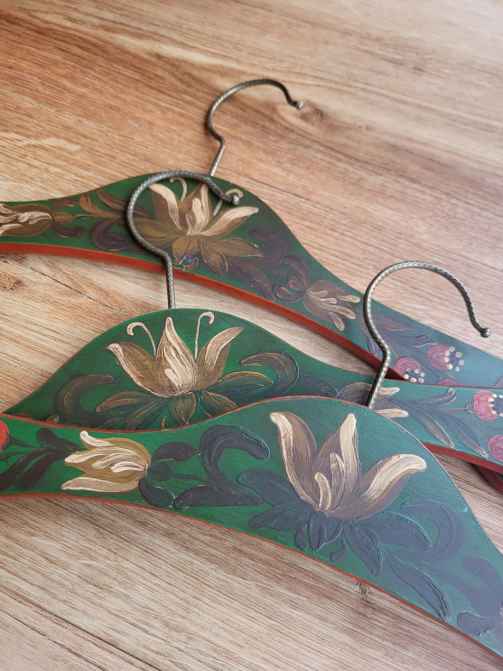 Wir bieten Euch diese wunderschönen Kleiderbügel bemalt aus Massivholz an. Wir bieten Euch eine große Auswahl an Bauernmöbeln für Euer Landhaus. Unsere Massivholzmöbel schaffen eine Wohlfühlatmosphäre in Eurem Zuhause. Ob Bauernbett, Bauerntruhe, Bauernschrank, Kleiderschrank, Kommode, Buffet, Spiegel, Schreibtisch, Stuhl, Tisch, Eckbank oder Garderobe - bei uns findet Ihr einzigartige Landhausmöbel im Bauernstil. Wir restaurieren diese individuellen Alpenlandmöbel für Euer Zuhause.