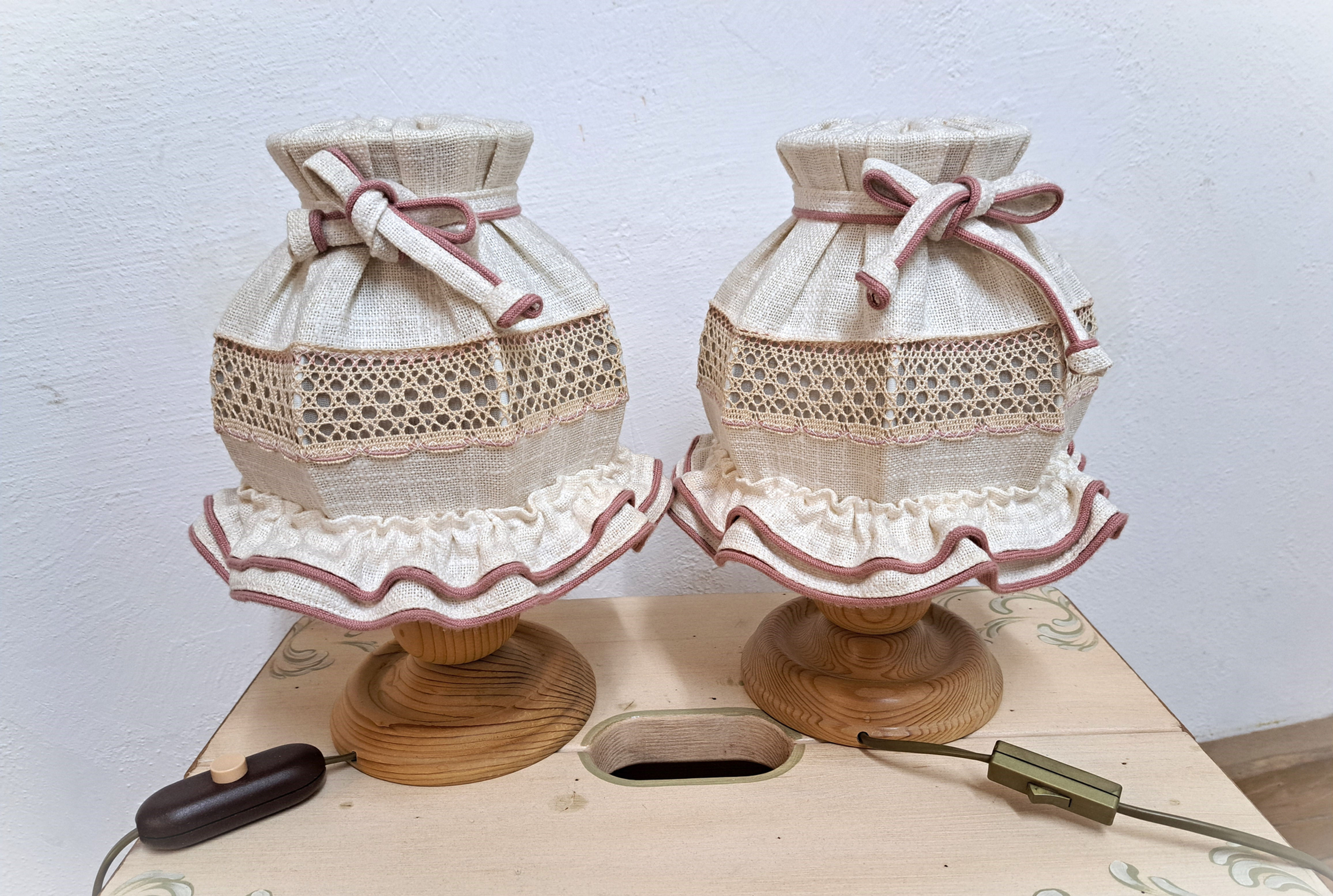 Voglauer Anno 1900 Tischlampen Lämpchen Nachttischlämpchen Nachttischlampen Holzfuß Stoffschirm weiß rosa