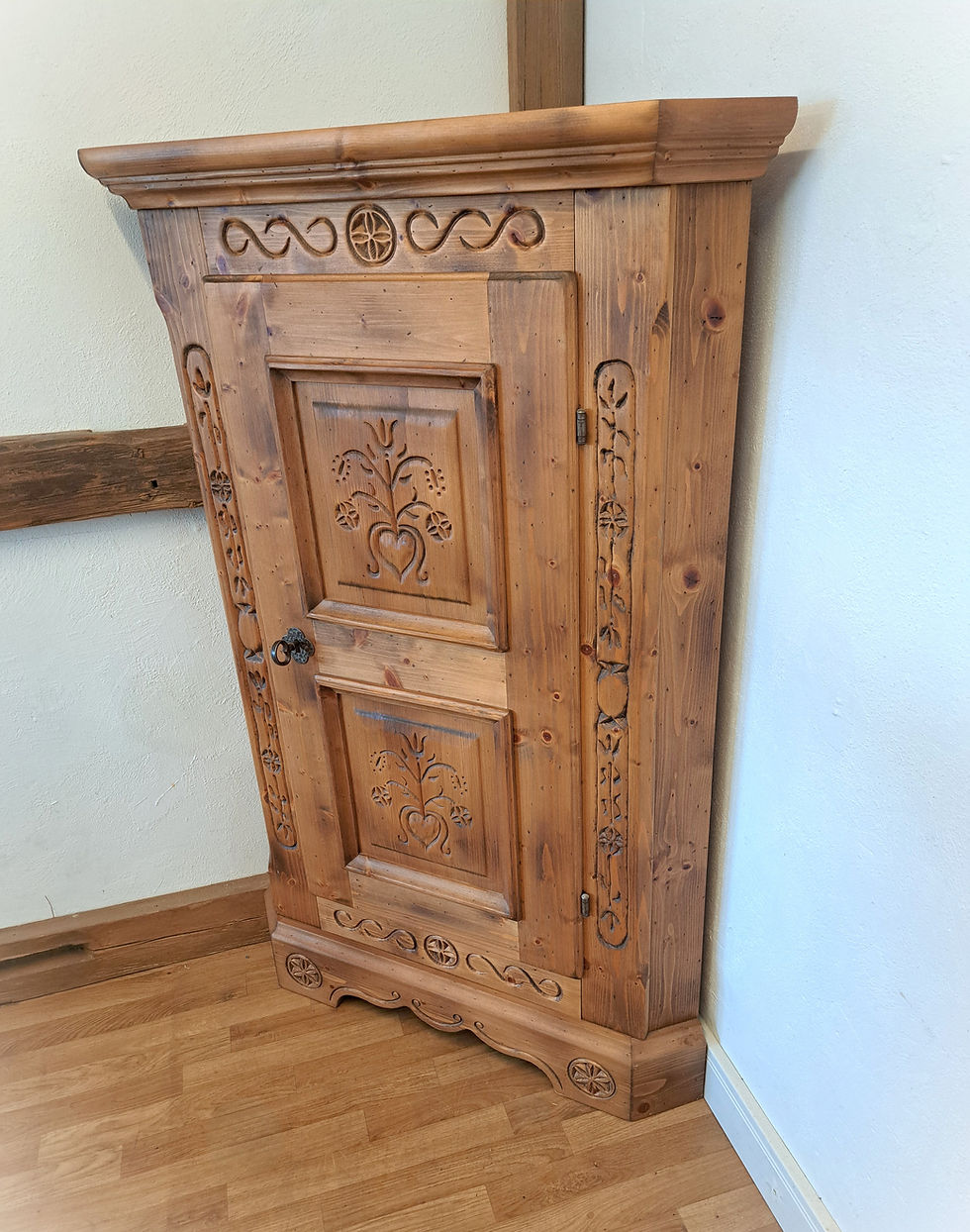 Miniaturbild: Eckschränkchen | Voglauer 1600 Blumenmotiv Höhe 148 cm