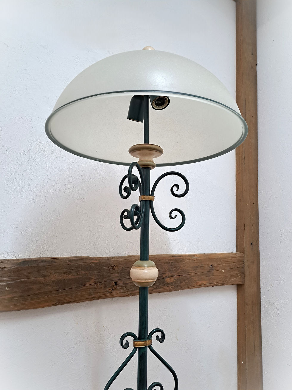 Voglauer Anno 1700 weiß altweiß Stehlampe Glas Glasschirm Holzlampe Landhausstil Landhaus Bauernstil